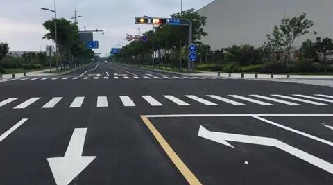 蘇州停車位劃線廠家解讀，道路交通標(biāo)志牌通常布置在什么區(qū)域？