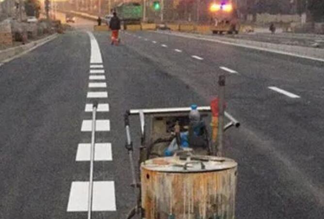 蘇州道路劃線，道路標線受潮會出現(xiàn)怎樣的問題？
